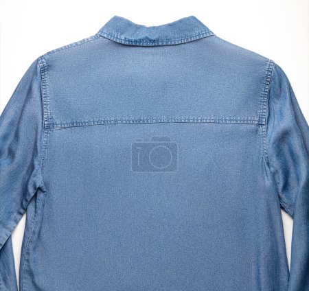 Camisa de mezclilla azul moderna, casual y cómoda con ajuste relajado, costuras detalladas y prácticos bolsillos delanteros, presentada aislada sobre fondo blanco