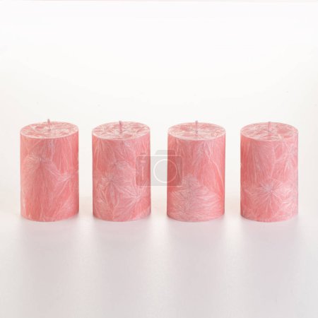 Zwei handgefertigte rosa Palmwachskerzen, perfekt für täglichen Komfort und ausgezeichnete Geschenkauswahl, präsentiert vor weißem Hintergrund