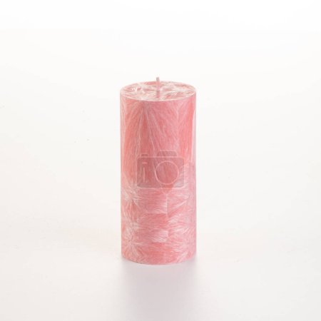 Zwei handgefertigte rosa Palmwachskerzen, perfekt für täglichen Komfort und ausgezeichnete Geschenkauswahl, präsentiert vor weißem Hintergrund