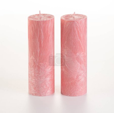 Téléchargez les photos : Deux bougies artisanales en cire de palme rose, parfaites pour le confort quotidien et un excellent choix de cadeaux, présentées sur fond blanc - en image libre de droit