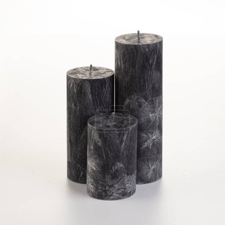 Set aus vier schwarzen Palmwachskerzen mit einzigartigen eisähnlichen Mustern auf weißem Hintergrund. Konzept der stilvollen handgefertigten Accessoires, die dem Wohn- oder Bürodekor einen modernen Touch verleihen