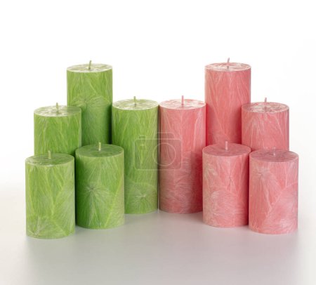 Kollektion von handgefertigten rosa und grünen Palmwachskerzen in verschiedenen Größen, ideal für Wärme und Komfort im Alltag, arrangiert vor weißem Hintergrund