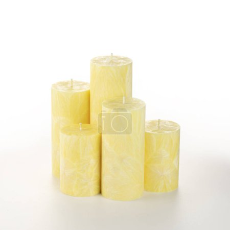 Exquisite Kollektion aromatischer gelber und lila Palmwachskerzen mit einzigartiger Eiszapftextur, die dem Raum Farbe und entspannenden Duft verleihen, auf Weiß. Handgefertigte Accessoires