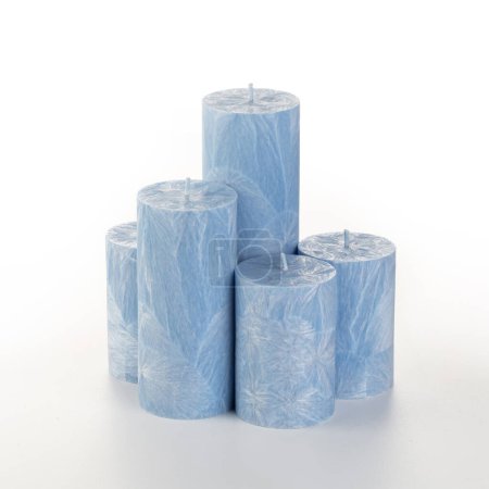 Natürliche blaue Palmwachskerzen unterschiedlicher Höhe mit einzigartiger Eismustertextur, gruppiert auf weißem Hintergrund. Handgemachtes Zubehör für erfrischende Inneneinrichtung