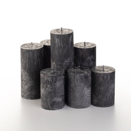 Natürliche schwarze Säulenkerzen aus Palmenwachs unterschiedlicher Höhe mit einzigartiger Eismustertextur, gruppiert auf weißem Hintergrund. Handgemachtes Zubehör für erfrischende Inneneinrichtung