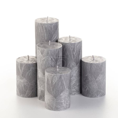 Bougies en piliers de cire de palme grise naturelle de différentes hauteurs ; avec une texture de motif de glace unique regroupée sur fond blanc. Accessoires faits à la main pour un décor intérieur rafraîchissant