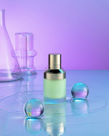 Elegante Serumflasche für die Hautpflege, die in futuristischen, mit Wasser gefüllten Laborräumen vor blauem und violettem Hintergrund präsentiert wird und fortlaufende Innovation und Forschung in der Kosmetikwissenschaft unterstreicht