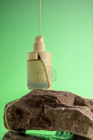 Elegante Serumflasche mit mattem Finish und goldenem Verschluss, die Luxus auf grünem Hintergrund ausstrahlt, wobei Flüssigkeit über den Verschluss auf einem braunen Stein fließt. Hautpflege-Produktkonzept für einen strahlenden, jugendlichen und raffinierten Teint