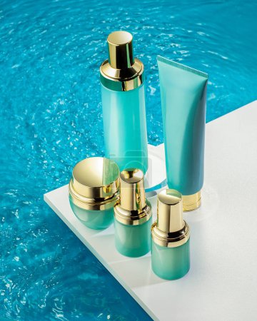 Set von Kosmetikprodukten mit Goldkappe steht auf Wasserwelligkeit Hintergrund mit Lichteffekten auf weißer Oberfläche. Konzept einer teuren Premium-Marke und Haut- und Gesichtspflege für Frauen