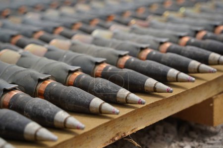 Foto de Almaty, Kazajstán - 04.14.2022: Las municiones se apilan en fila durante los ejercicios militares. - Imagen libre de derechos