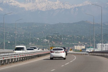Téléchargez les photos : Almaty, Kazakhstan - 04.26.2022 : Circulation au nouveau échangeur routier. - en image libre de droit