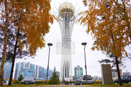 Foto de Astana, Kazajstán - 10.17.2022: La plaza del monumento Baiterek en el centro de la capital. - Imagen libre de derechos