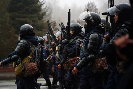 Téléchargez les photos : Almaty, Kazakhstan - 01.05.2022 : Police detachments are walking along a blocked street during mass riots. - en image libre de droit