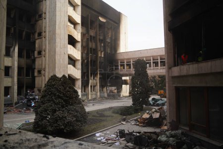 Téléchargez les photos : Almaty, Kazakhstan - 01.13.2022 : Restoration work and cleaning of the burned city hall building, after the riots. - en image libre de droit