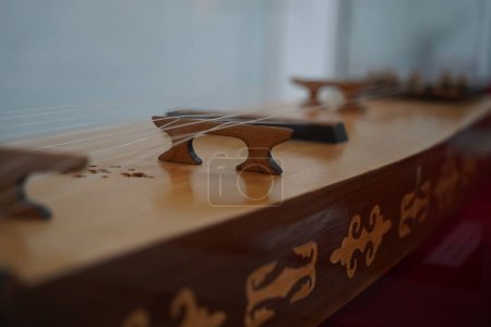 Foto de Almaty, Kazajstán - 03.17.2021: Antiguos instrumentos nacionales de cuerda musical con adorno kazajo. - Imagen libre de derechos