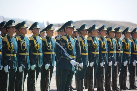 Foto de Almaty, Kazajstán - 08.02.2016: Los militares del ejército kazajo vestidos de uniforme se paran en fila en la plaza. - Imagen libre de derechos