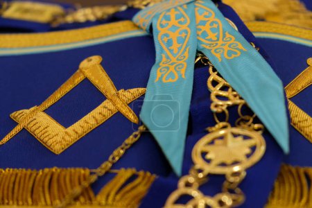 Foto de Almaty, Kazajstán - 07.26.2018: Varios símbolos de la Masonería para el atuendo ceremonial. - Imagen libre de derechos