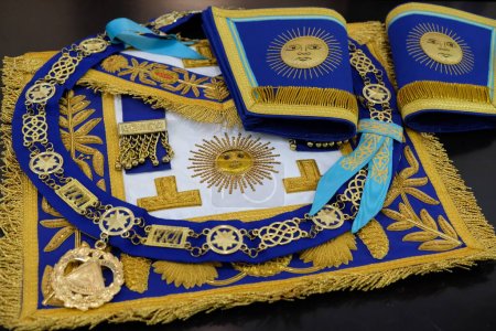 Foto de Almaty, Kazajstán - 07.26.2018: Varios símbolos de la Masonería para el atuendo ceremonial. - Imagen libre de derechos