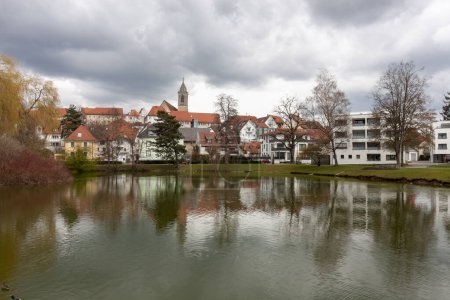Un pequeño lago de la ciudad cerca del casco antiguo de Pfullendorf. Alemania, Baden Wuerttemberg