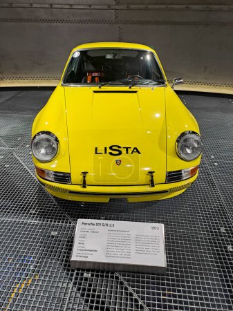 Foto de ROMANSHORN, SUIZA - 4 de junio de 2023: Porsche 911 S & R 2.5 en un museo de automóviles privados en Romanshorn, Suiza - Imagen libre de derechos