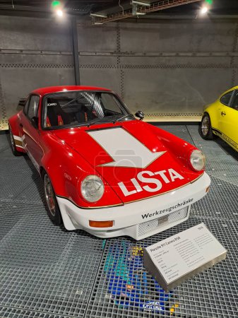 Foto de ROMANSHORN, SUIZA - 4 de junio de 2023: Porsche 911 Carrera RSR en un museo de automóviles privados en Romanshorn, Suiza - Imagen libre de derechos