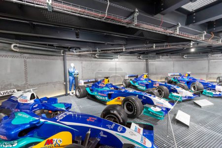 Foto de ROMANSHORN, SUIZA - 4 de junio de 2023: Coches de carreras Sauber Petronas en un museo de coches privados en Romanshorn, Suiza - Imagen libre de derechos