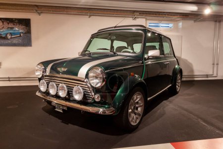 Foto de ROMANSHORN, SUIZA - 4 de junio de 2023: Old Mini Cooper en un museo de automóviles privados en Romanshorn, Suiza - Imagen libre de derechos