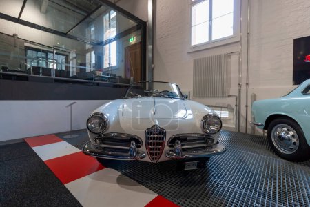Foto de ROMANSHORN, SUIZA - 4 DE JUNIO DE 2023: Alfa Romeo Giulietta Sprint 1.3 en el museo de Romanshorn Autobau erlebniswelt - Imagen libre de derechos