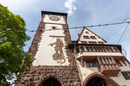Foto de FREIBURG, ALEMANIA - 6 DE MAYO DE 2023: Puerta de la ciudad de Schwabentor en la Edad Media en el casco antiguo de Friburgo de Breisgau altstadt en mayo - Imagen libre de derechos