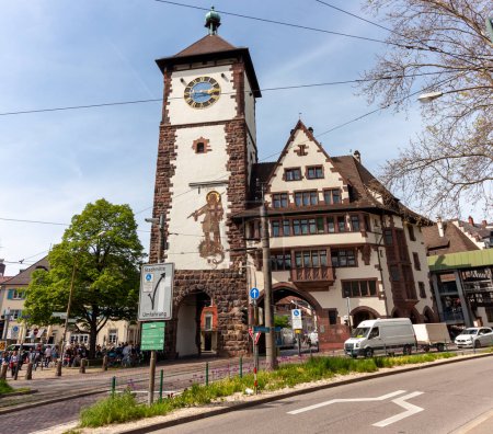 Foto de FREIBURG, ALEMANIA - 6 DE MAYO DE 2023: Puerta de la ciudad de Schwabentor en la Edad Media en el casco antiguo de Friburgo de Breisgau altstadt en mayo - Imagen libre de derechos