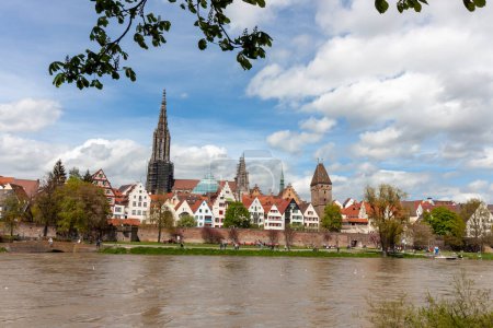 Foto de ULM, ALEMANIA - 29 DE ABRIL DE 2023: Una vista panorámica de la ciudad de Ulm en el sur de Alemania con el río Danubio en frente - Imagen libre de derechos