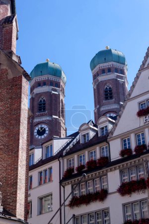 Foto de Torres Frauenkirche en Munich. Vista desde la calle Neuhauser Munich Bavaria Alemania - Imagen libre de derechos