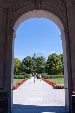 Foto de Callejón en el parque de la ciudad de Hofgarten con céspedes clásicos, macizos de flores y jardines de palacio de la residencia real del siglo XVII - Imagen libre de derechos