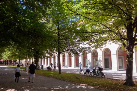 Foto de MUNICH, BAVARIA, ALEMANIA - 23 de agosto de 2022: La gente juega petanca en la calle cerca de Kunstverein Munchen - Imagen libre de derechos