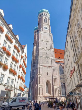 Foto de MUNICH, ALEMANIA - 23 de agosto de 2022: Torres Frauenkirche en Múnich. Vista desde la calle Neuhauser Munich Bavaria Alemania - Imagen libre de derechos