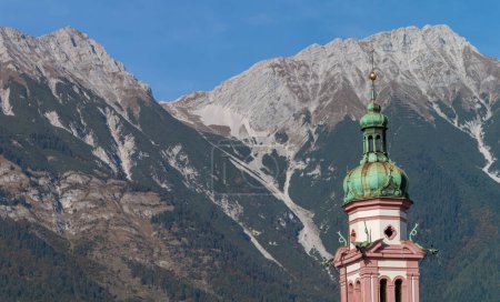 Foto de Austria, Innsbruck, campanario de la iglesia Servitenkirche en el fondo de la montaña - Imagen libre de derechos