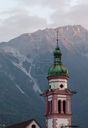 Foto de Austria, Tirol, Innsbruck, campanario de la iglesia Servitenkirche - Imagen libre de derechos