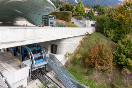 Foto de INNSBRUCK, AUSTRIA - 14 DE OCTUBRE DE 2023: Ferrocarril funicular en Innsbruck en los Alpes en un hermoso día de otoño, Austria. Fragmento - Imagen libre de derechos