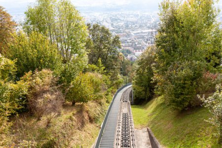 Foto de INNSBRUCK, AUSTRIA - 14 DE OCTUBRE DE 2023: Ferrocarril funicular en Innsbruck en los Alpes en un hermoso día de otoño, Austria - Imagen libre de derechos