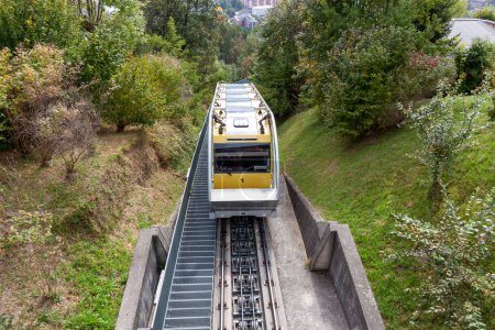 Foto de INNSBRUCK, AUSTRIA - 14 DE OCTUBRE DE 2023: Ferrocarril funicular en Innsbruck en los Alpes en un hermoso día de otoño, Austria - Imagen libre de derechos