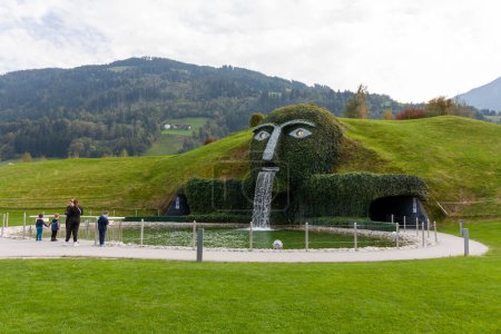 Foto de WATTENS, AUSTRIA - 14 de octubre de 2023: Swarovski Crystal Worlds, entrada bajo la cascada de la cabeza del Gigante, Wattens Tyrol, Austria - Imagen libre de derechos