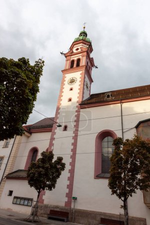 Foto de Austria, Tirol, Innsbruck, campanario de la iglesia Servitenkirche en el fondo del cielo en las nubes - Imagen libre de derechos
