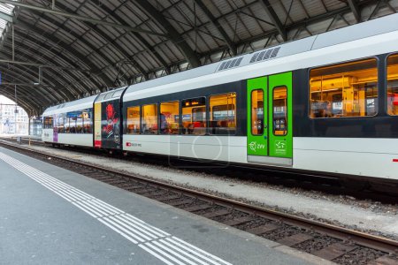 Foto de ST. GALLEN, SUIZA - 3 DE ENERO DE 2024: Ferrocarriles Federales Suizos SBB en la estación de St. Gallen - Imagen libre de derechos