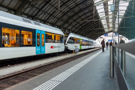 Téléchargez les photos : ST. GALLEN, SUISSE - 3 JANVIER 2024 : Chemins de fer fédéraux suisses Train CFF à la gare Saint-Gall - en image libre de droit