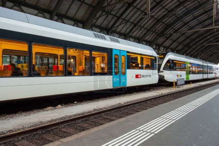 Foto de ST. GALLEN, SUIZA - 3 DE ENERO DE 2024: Ferrocarriles Federales Suizos SBB en la estación de St. Gallen - Imagen libre de derechos