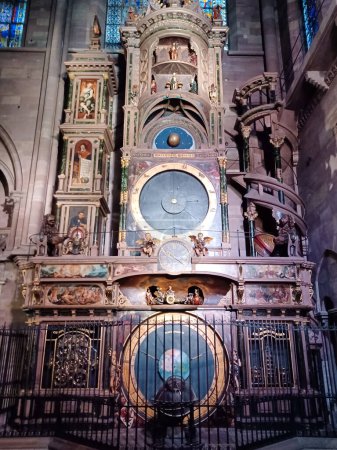 Téléchargez les photos : STRASBOURG, FRANCE - 4 JANVIER 2023 : Horloge astronomique à la cathédrale Notre-Dame de Strasbourg, France - en image libre de droit