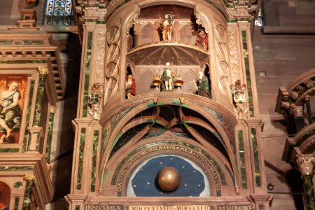 Téléchargez les photos : STRASBOURG, FRANCE - 4 JANVIER 2023 : Horloge astronomique à la cathédrale Notre-Dame de Strasbourg, fragment - en image libre de droit