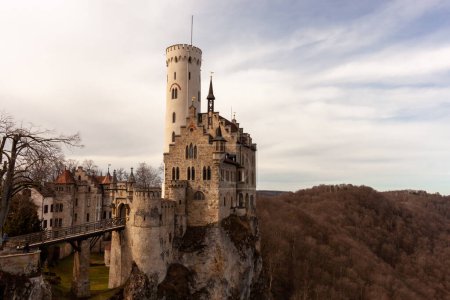 Les lieux uniques de l'Alb souabe en Allemagne. Château Lichtenstein en Allemagne