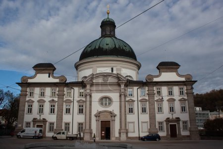Téléchargez les photos : SALZBURG, AUTRICHE - 7 NOVEMBRE 2022 : Kajetanerkirche baroque catholique romaine à Salzbourg - en image libre de droit