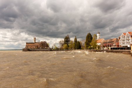 Tempête printanière sur le lac de Constance près du château de Monfort à Langenargen, Allemagne